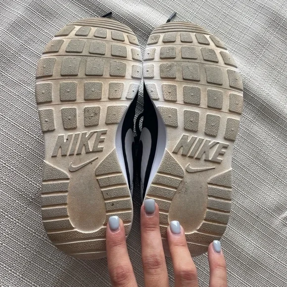 Nike Tanjun Shoes - 5Y / 6.5W - Picture 4 of 8